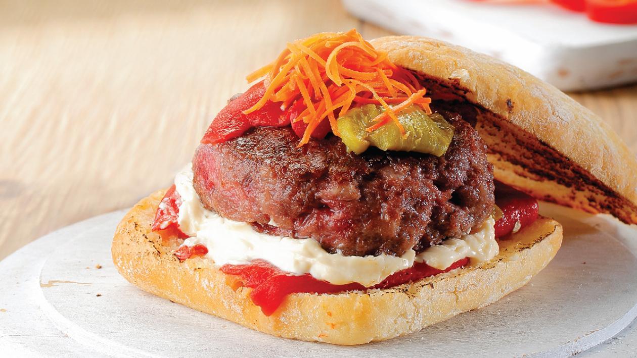 Burger με κόκκινες πιπεριές και κρέμα τυρί Burger με κόκκινες πιπεριές και κρέμα τυρί