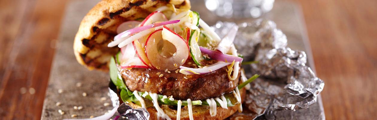 Burger με πίκλες λαχανικών και σάλτσα σόγιας Burger με πίκλες λαχανικών και σάλτσα σόγιας