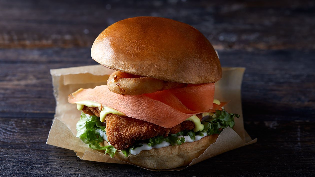 Burger με Πανέ Κοτόπουλο, Onion Rings και Πλούσιο Dressing Street Μάστερ Σως Burger με Πανέ Κοτόπουλο, Onion Rings και Πλούσιο Dressing Street Μάστερ Σως