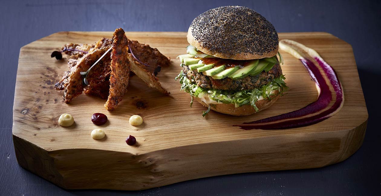 Burger με Φαλάφελ από Κους-Κους με Καρότα και Κολοκύθια σερβιρισμένο με Σάλτσα από Ταχίνι και Γιαούρτι Burger με Φαλάφελ από Κους-Κους με Καρότα και Κολοκύθια σερβιρισμένο με Σάλτσα από Ταχίνι και Γιαούρτι