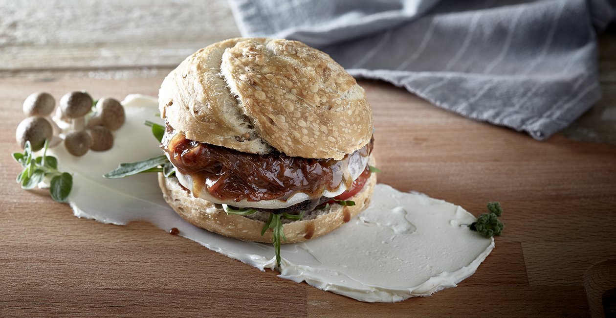 Burger Μελιτζάνας με Καραμελωμένα Κρεμμύδια Αρωματισμένα με Μπύρα και Γλυκιά Σάλτσα Σόγιας Burger Μελιτζάνας με Καραμελωμένα Κρεμμύδια Αρωματισμένα με Μπύρα και Γλυκιά Σάλτσα Σόγιας