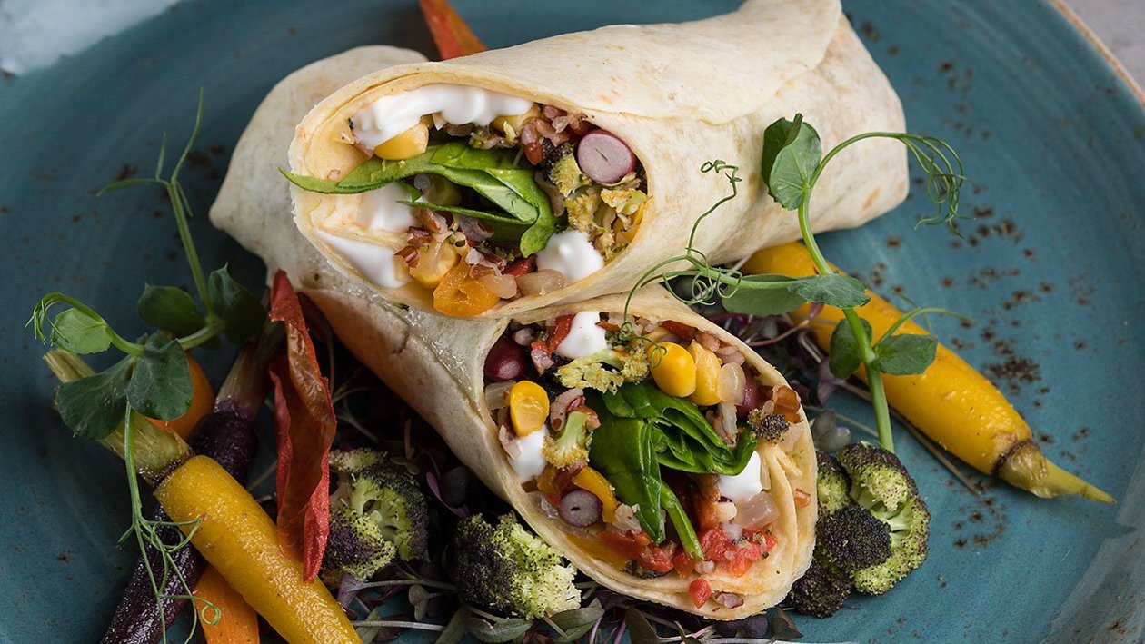 Burrito με κόκκινο ρύζι, μαύρα φασόλια σε dressing Hellmann's Vegan με αβοκάντο. Burrito με κόκκινο ρύζι, μαύρα φασόλια σε dressing Hellmann's Vegan με αβοκάντο.