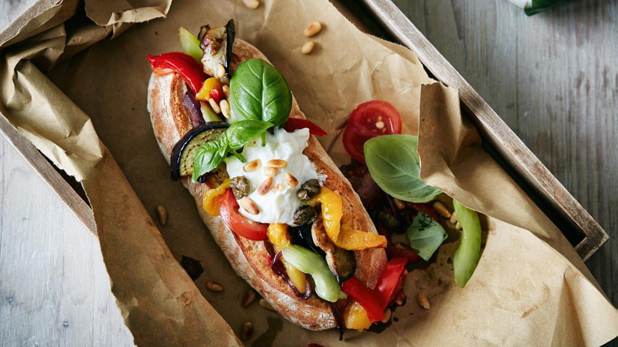 Ciabatta με caponata και σκοτύρι Ίου Ciabatta με caponata και σκοτύρι Ίου