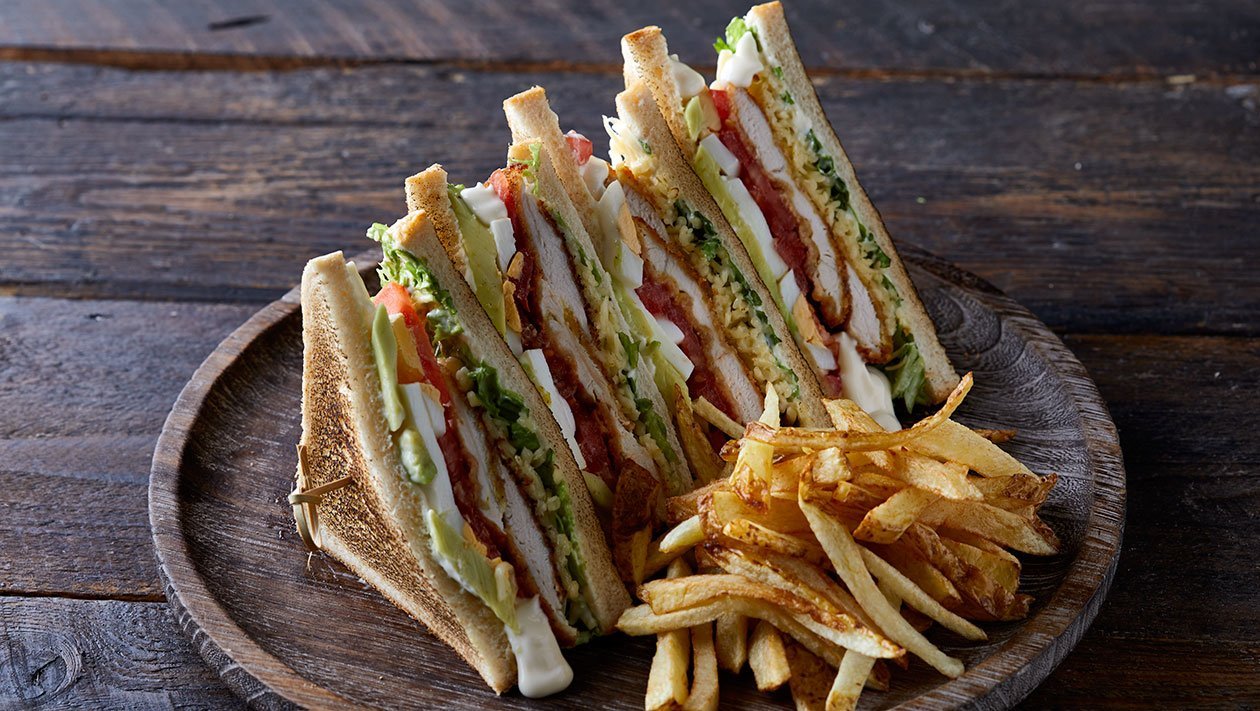 Club Sandwich με Κοτόπουλό Πανέ, Αβοκάντο και Street Μαγιονέζα Club Sandwich με Κοτόπουλό Πανέ, Αβοκάντο και Street Μαγιονέζα