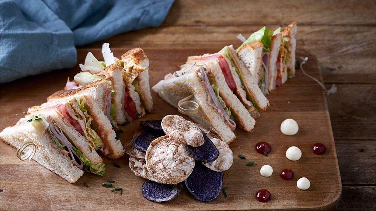 Club sandwich με χοιρομέρι, ομελέτα και γραβιέρα Club sandwich με χοιρομέρι, ομελέτα και γραβιέρα