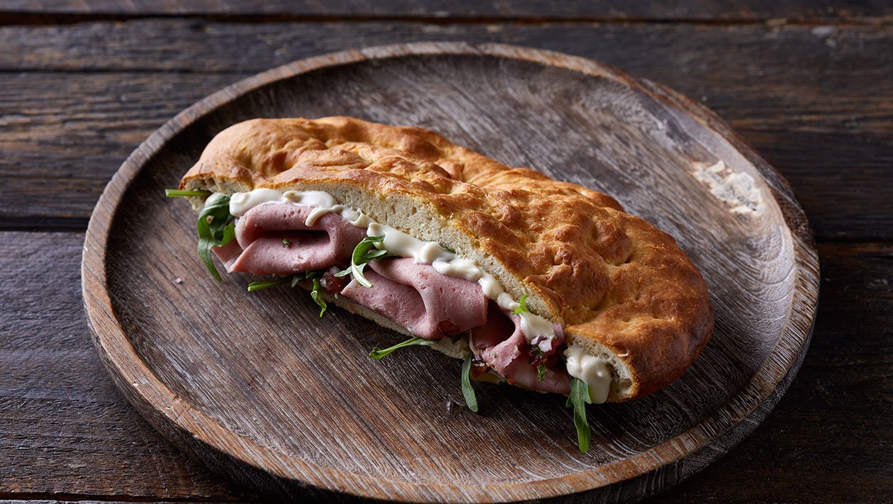 Focaccia με Μορταδέλα, Street Μαγιονέζα και Ρόκα Focaccia με Μορταδέλα, Street Μαγιονέζα και Ρόκα