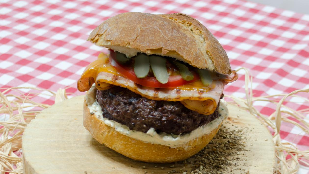 Montreal Style Cheeseburger με καυτερό Dressing Montreal Style Cheeseburger με καυτερό Dressing