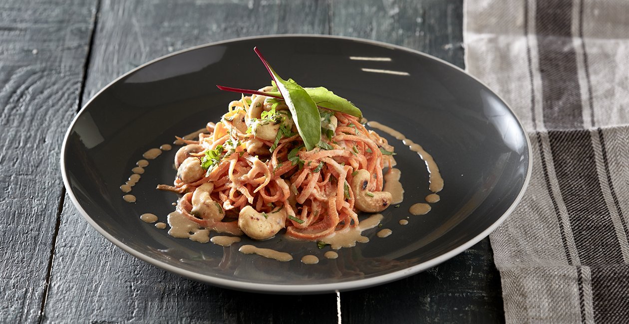 Noodles Καρότου με σάλτσα Φυστικοβούτυρου Noodles Καρότου με σάλτσα Φυστικοβούτυρου