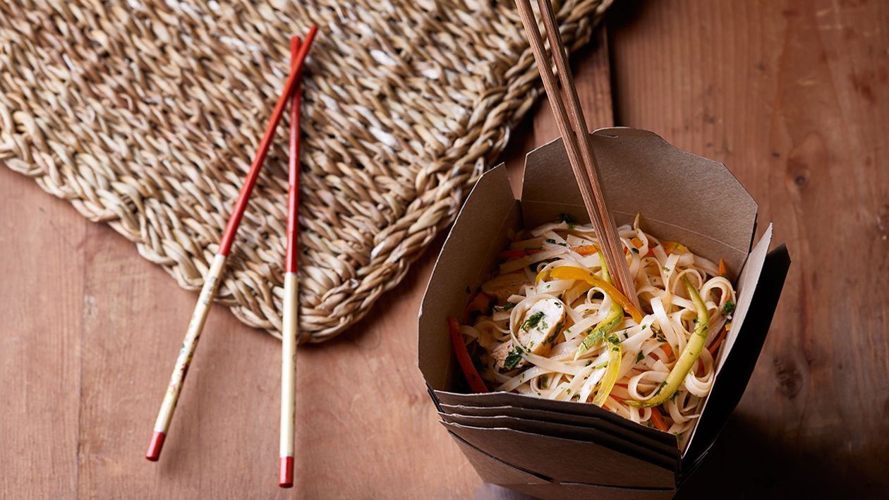Noodles με Λαχανικά και Κοτόπουλο Noodles με Λαχανικά και Κοτόπουλο