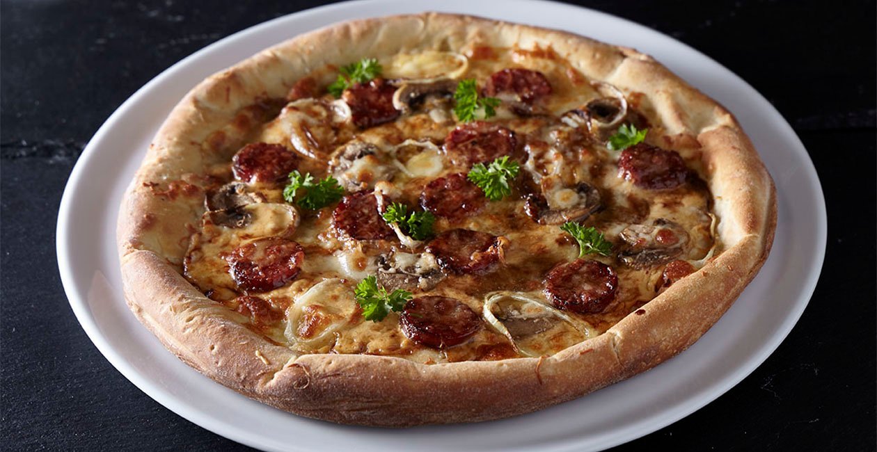 Pizza με Χοιρινό Λουκάνικο mushroom Teriyaki Sauce και Cheddar Pizza με Χοιρινό Λουκάνικο mushroom Teriyaki Sauce και Cheddar