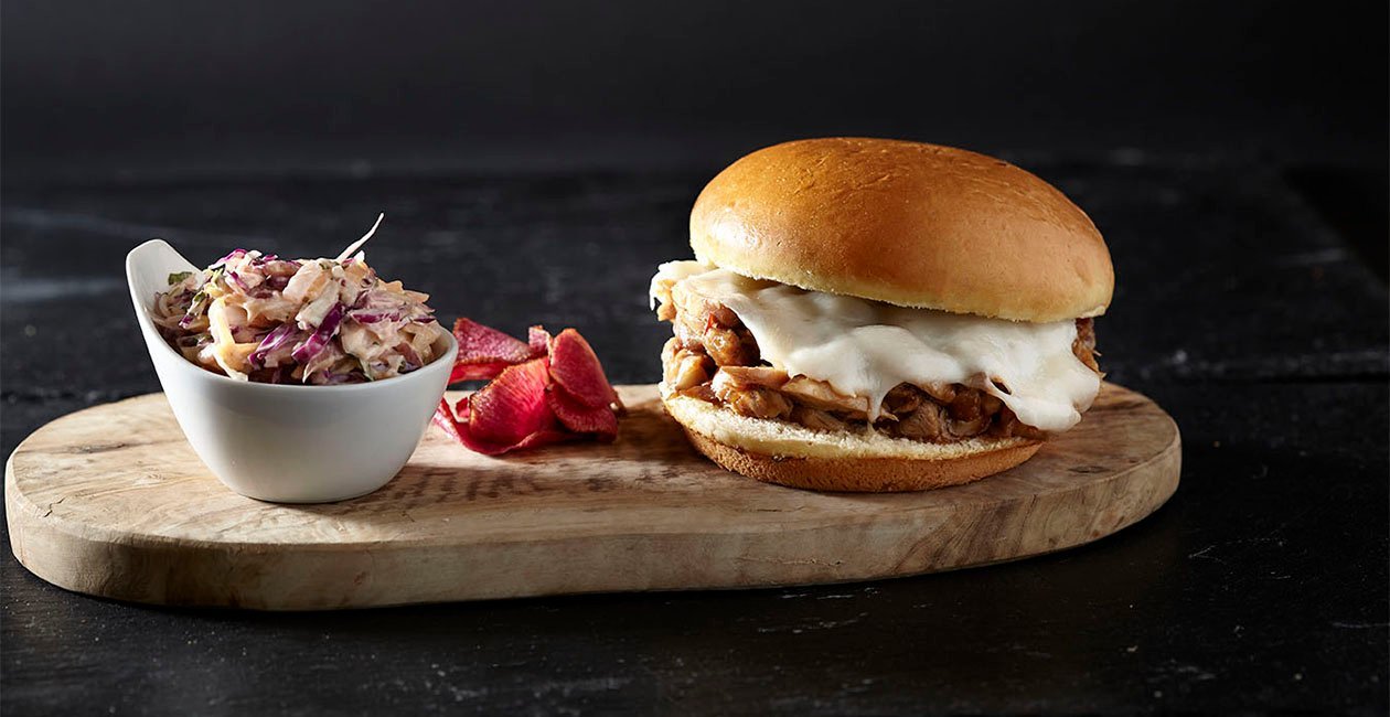 Pulled Duck Burger, Spices Glaze, Κατσικίσιο Τυρί, Σαλάτα Coleslaw Pulled Duck Burger, Spices Glaze, Κατσικίσιο Τυρί, Σαλάτα Coleslaw