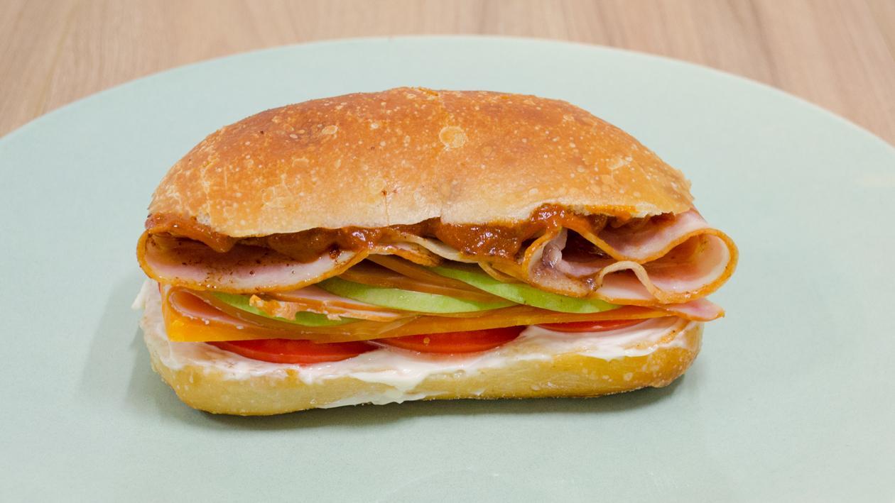 Sandwich γαλοπούλας με μήλο, cheddar και bacon Sandwich γαλοπούλας με μήλο, cheddar και bacon
