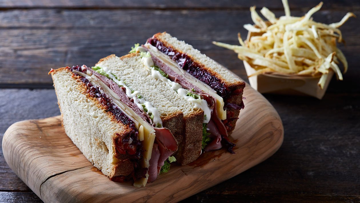Sandwich με Παστράμι και Street Μαγιονέζα Sandwich με Παστράμι και Street Μαγιονέζα