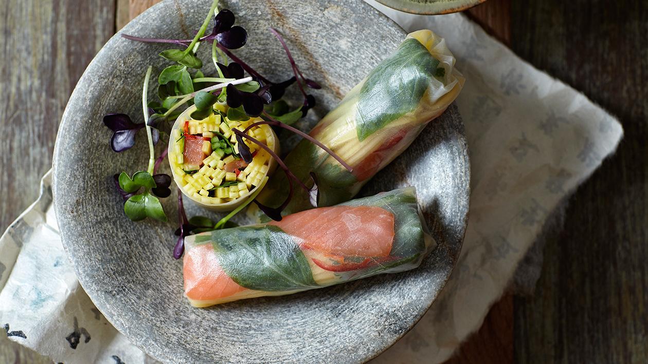 Spring Rolls με Μάνγκο, σολομό και φύλλα βασιλικού Spring Rolls με Μάνγκο, σολομό και φύλλα βασιλικού