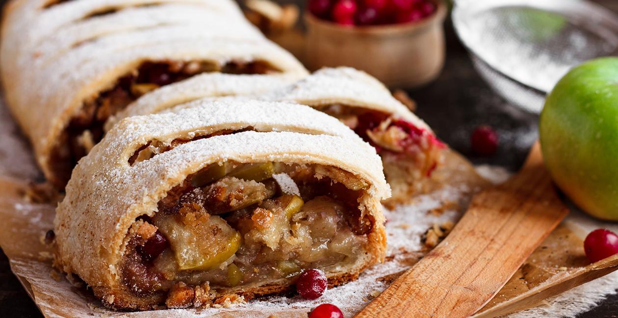 Strudel με μήλο, καρύδια και Cranberries Strudel με μήλο, καρύδια και Cranberries