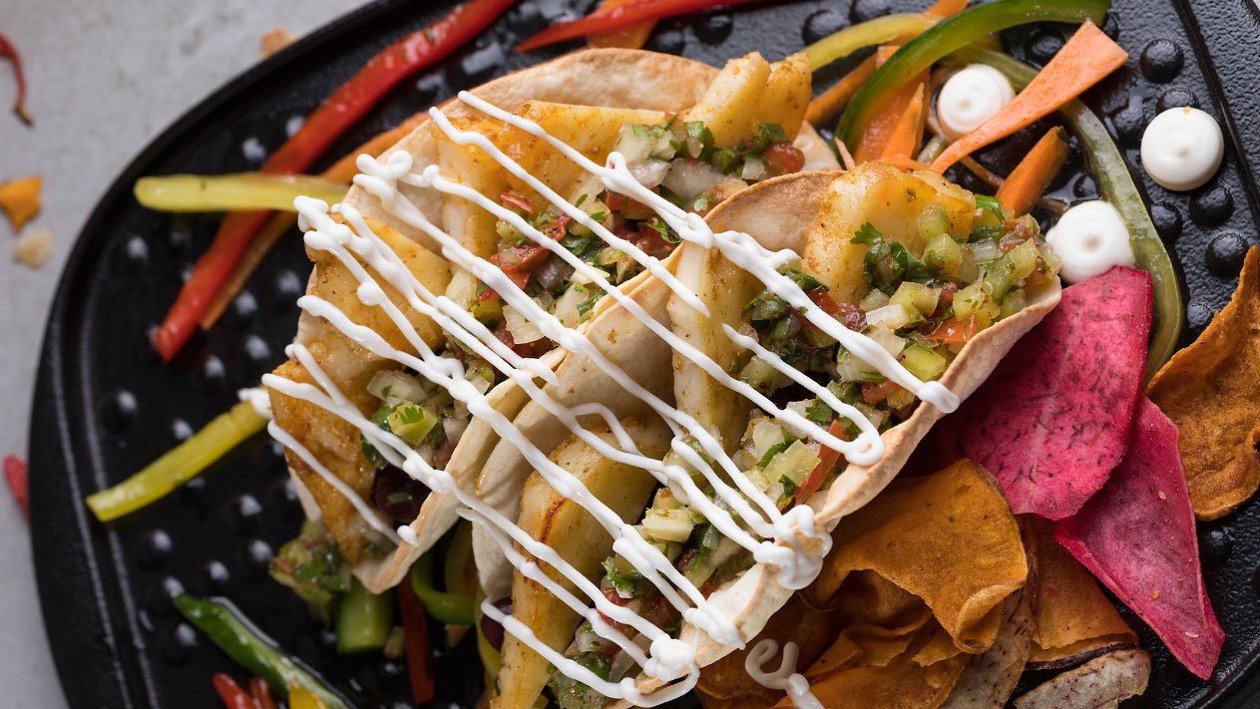Tacos με μαριναρισμένο ψητό χαλούμι, Hellmann’s Vegan και pico de gallo Tacos με μαριναρισμένο ψητό χαλούμι, Hellmann’s Vegan και pico de gallo