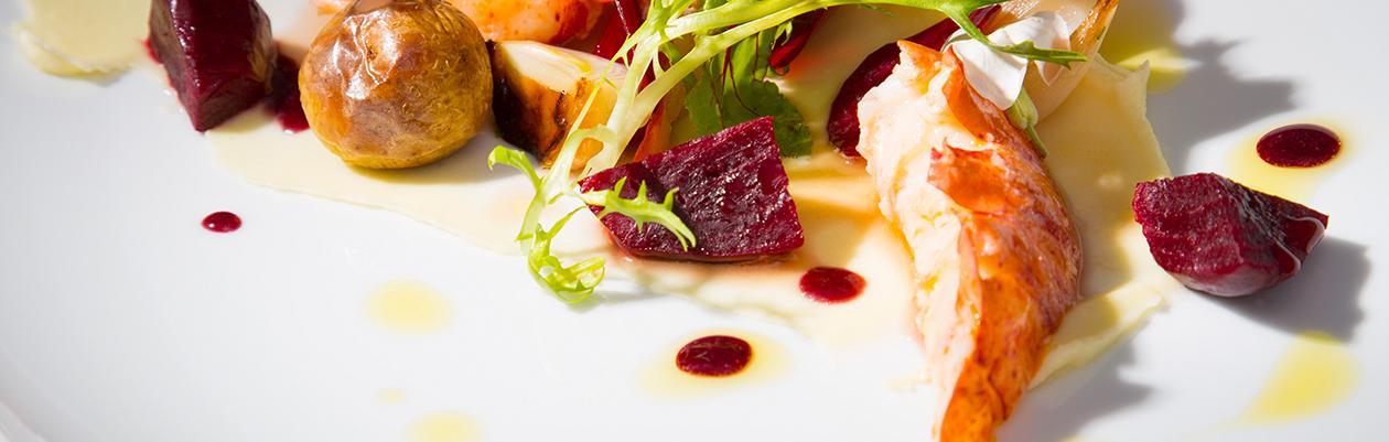 Αστακός Sous vide με Παντζάρια, Πατάτες Κονφί, Κρέμα Σελινόριζας και Αρωματική Σάλτσα Γαρίδας Αστακός Sous vide με Παντζάρια, Πατάτες Κονφί, Κρέμα Σελινόριζας και Αρωματική Σάλτσα Γαρίδας