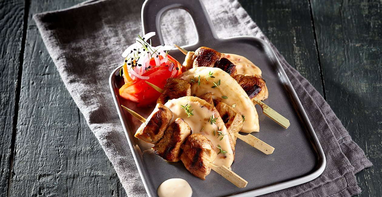 Δροσερά Κοτοσουβλάκια με Dressing Μαγιονέζας Αρωματισμένο με Τσίλι και Λαχανικά Δροσερά Κοτοσουβλάκια με Dressing Μαγιονέζας Αρωματισμένο με Τσίλι και Λαχανικά
