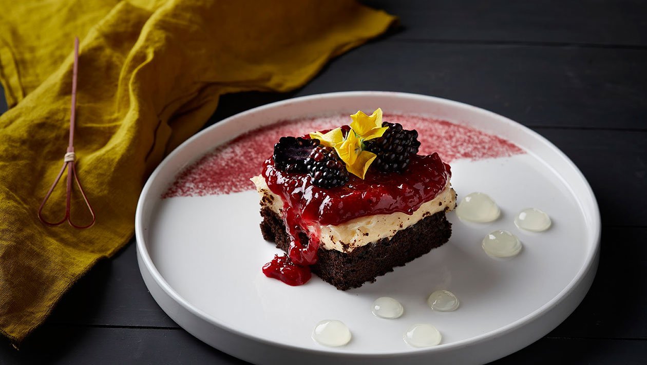 Κέικ Σοκολάτας με Κρέμα Patisserie & Compote Φραγκοστάφυλο Κέικ Σοκολάτας με Κρέμα Patisserie & Compote Φραγκοστάφυλο