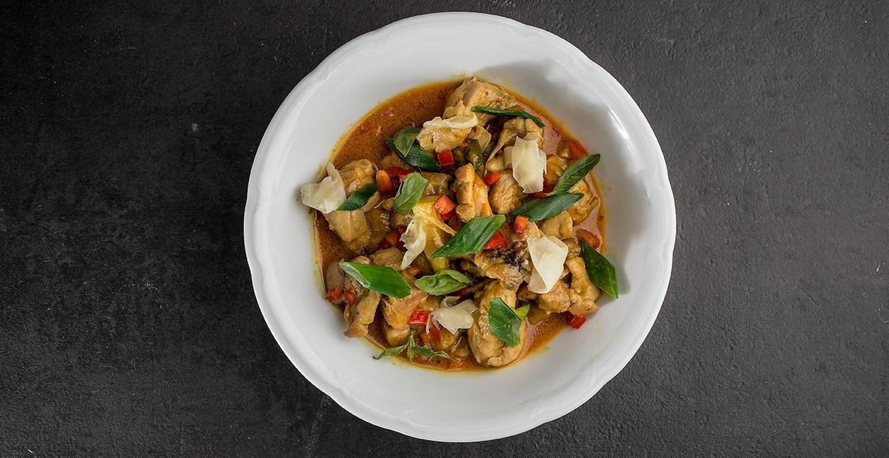 Κοτόπουλο με Knorr Thai Yellow Curry Paste, Πίκλες Τζίντζερ και Ρύζι Jasmine και Kάρδαμο Κοτόπουλο με Knorr Thai Yellow Curry Paste, Πίκλες Τζίντζερ και Ρύζι Jasmine και Kάρδαμο