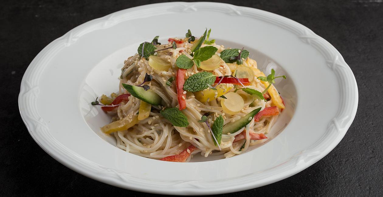 Κρύα Σαλάτα με Soba Noodles, Knorr Chili Soy Sauce, Λαχανικά, Πορτοκάλι και Σουσάμι Κρύα Σαλάτα με Soba Noodles, Knorr Chili Soy Sauce, Λαχανικά, Πορτοκάλι και Σουσάμι