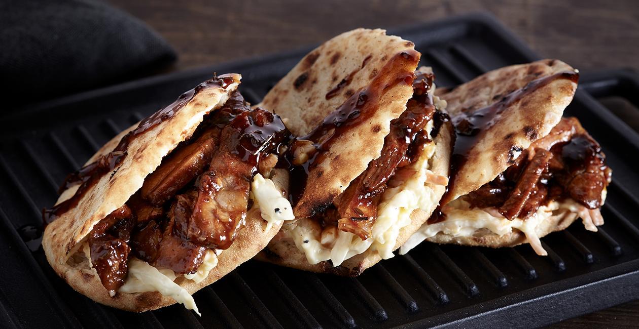 Μίνι Αραβικές Πίτες με Χοιρινό σε Σάλτσα BBQ και Σαλάτα Coleslaw Μίνι Αραβικές Πίτες με Χοιρινό σε Σάλτσα BBQ και Σαλάτα Coleslaw