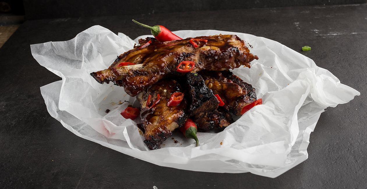 Μελωμένα Χοιρινά Spare Ribs με Σάλτσα από Σκόρδο και Τσίλι Μελωμένα Χοιρινά Spare Ribs με Σάλτσα από Σκόρδο και Τσίλι