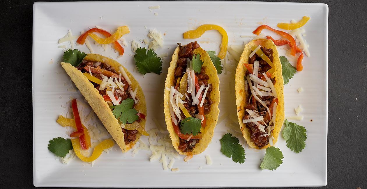 Σπετσοφάι Tacos με Knorr Chili Tomato Sauce, Γλυκές Πιπεριές, Κόλιανδρο και Κασέρι Σπετσοφάι Tacos με Knorr Chili Tomato Sauce, Γλυκές Πιπεριές, Κόλιανδρο και Κασέρι