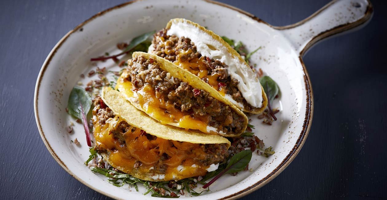 Τάκος με Chilli Con Carne και Κόκκινο Ρύζι με Αμύγδαλα και Μπρόκολο Τάκος με Chilli Con Carne και Κόκκινο Ρύζι με Αμύγδαλα και Μπρόκολο