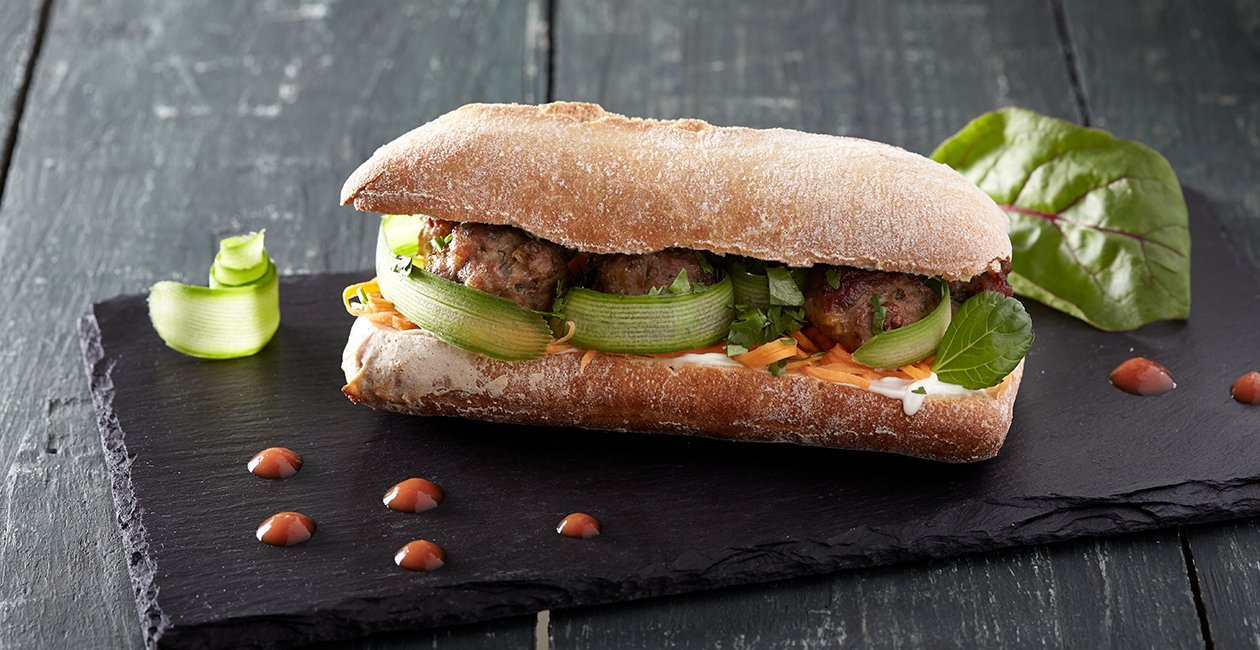 Χοιρινά Κεφτεδάκια Bánh Mì σε Δροσερή Μπαγκέτα με Λαχανικά Χοιρινά Κεφτεδάκια Bánh Mì σε Δροσερή Μπαγκέτα με Λαχανικά