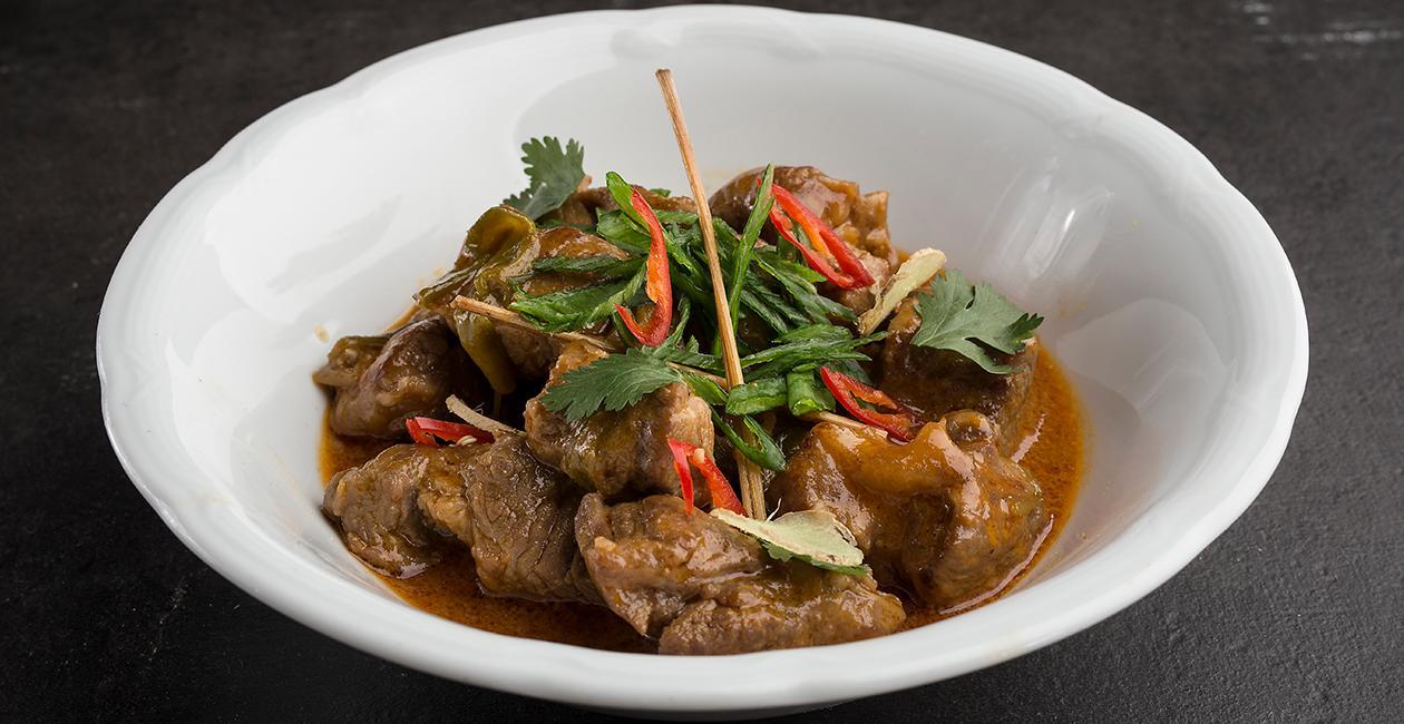 Χοιρινό με Knorr Thai Red Curry Paste, Λεμονόχορτο, Ταμάρινθο και Σπανάκι Χοιρινό με Knorr Thai Red Curry Paste, Λεμονόχορτο, Ταμάρινθο και Σπανάκι