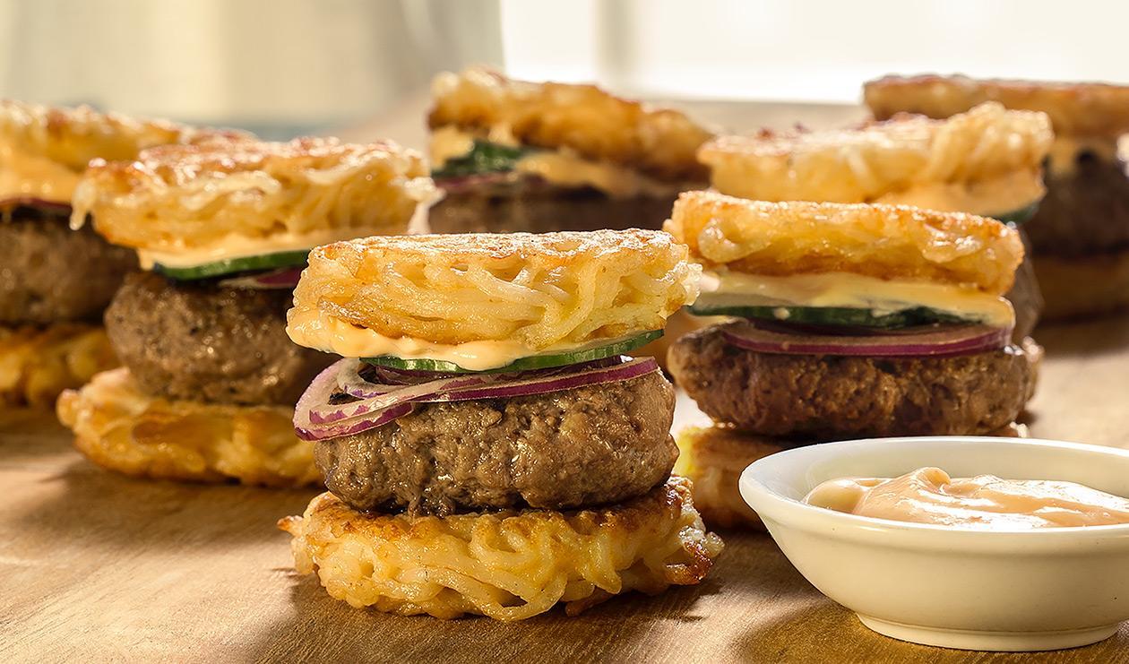 Sriracha Ramen Burger Sliders With Spicy Mayonnaise Recipe Recipe Unilever Food Solutions Ca