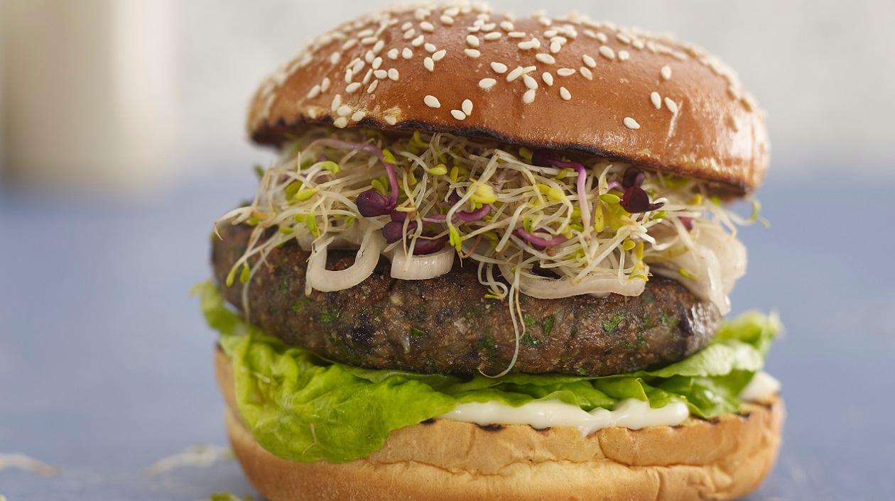 Black bean burger with ginger pickled onions and Alfalfa sprouts – recipe Black bean burger with ginger pickled onions and Alfalfa sprouts – recipe
