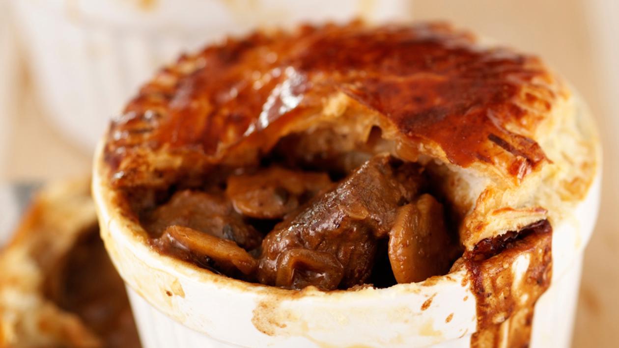 Classic steak and ale pie - recipe | Unilever Food ...
