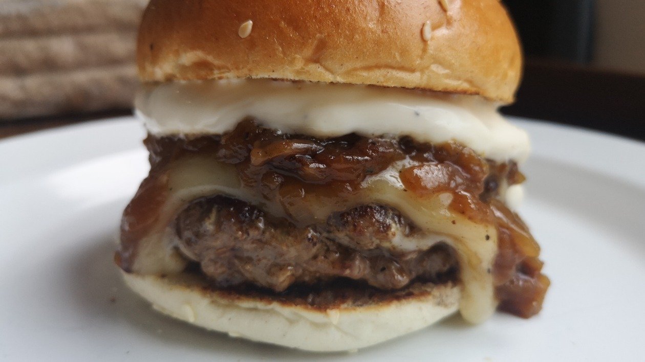 El Perro Negro - Tallegio + black truffle mayo burger – recipe El Perro Negro - Tallegio + black truffle mayo burger – recipe