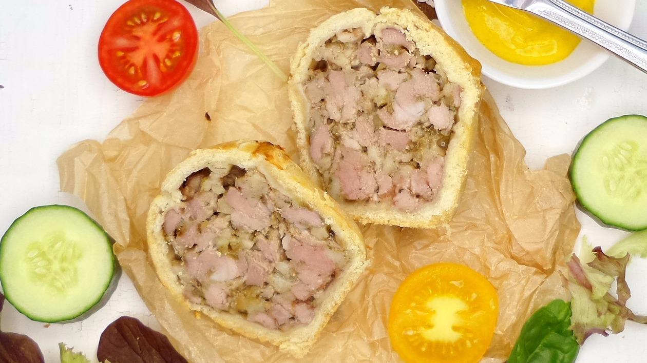 Pork & stuffing picnic pie – recipe Pork & stuffing picnic pie – recipe