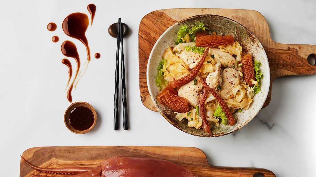 Yaowarat-Style Stir-Fried Chicken Noodles Yaowarat-Style Stir-Fried Chicken Noodles