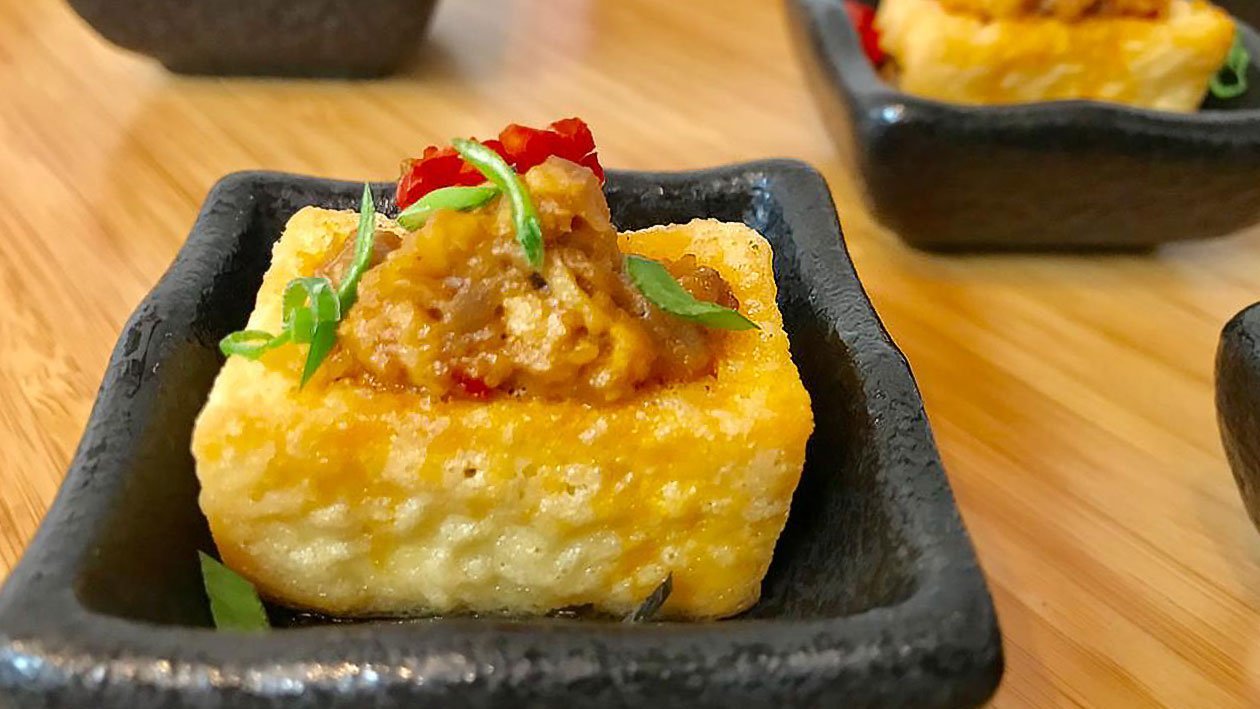 Deep-fried Mantou with Minced Chicken and Peanut Sauce Deep-fried Mantou with Minced Chicken and Peanut Sauce