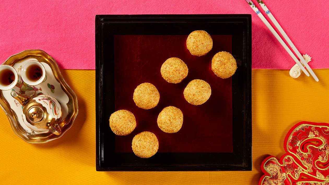 Sesame Yam Balls with Salted Egg Filling Sesame Yam Balls with Salted Egg Filling