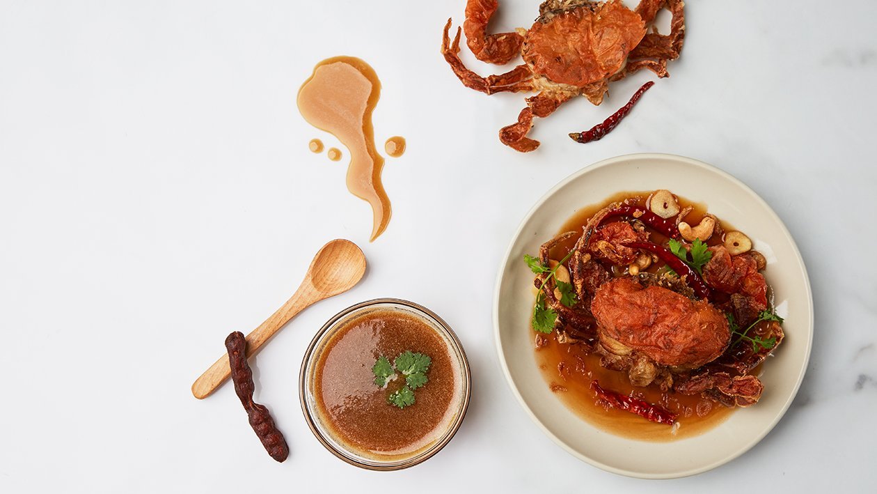 Fried soft-shell crab topped with tamarind sauce Fried soft-shell crab topped with tamarind sauce