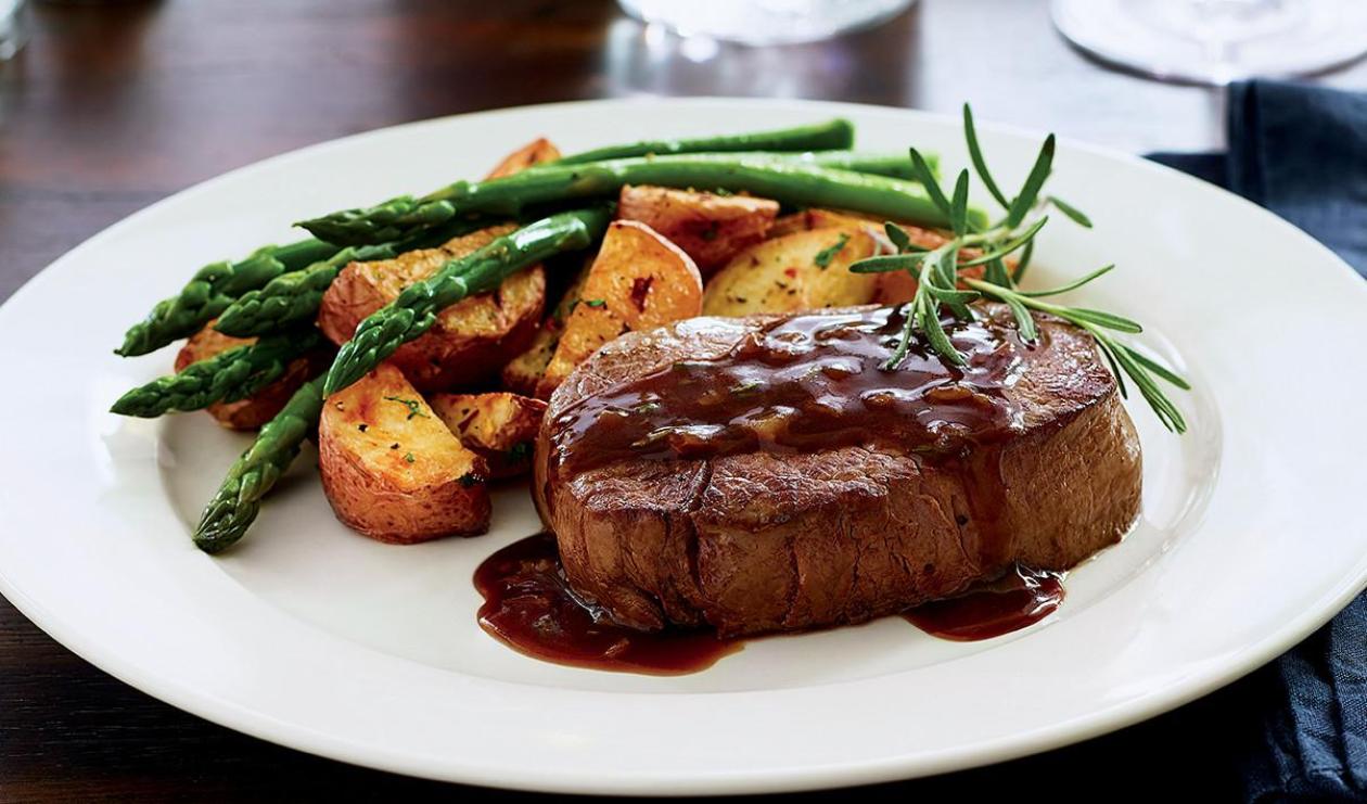 Filet Mignon with Garlic and Rosemary Sauce – recipe | Unilever Food ...