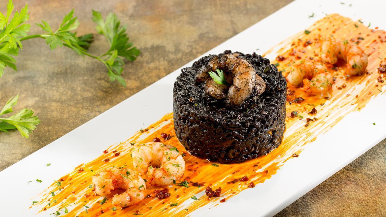 Arroz negro de tinta de calamar con gambas al pesto rojo Arroz negro de tinta de calamar con gambas al pesto rojo