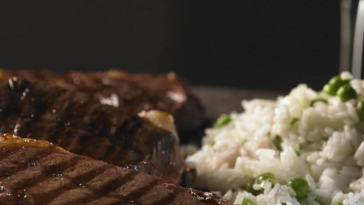 Entrecote con arroz cremoso con arvejas y queso Entrecote con arroz cremoso con arvejas y queso