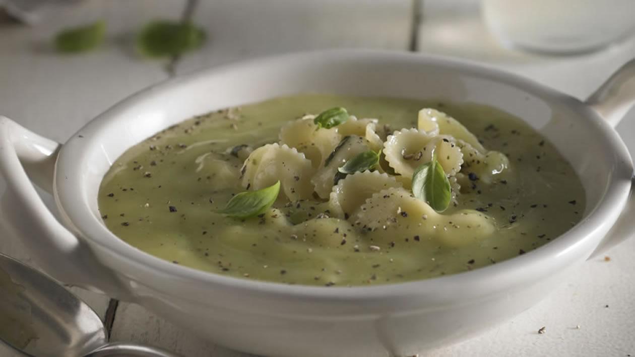 Sopa crema de espárragos con pasta y albahaca Sopa crema de espárragos con pasta y albahaca