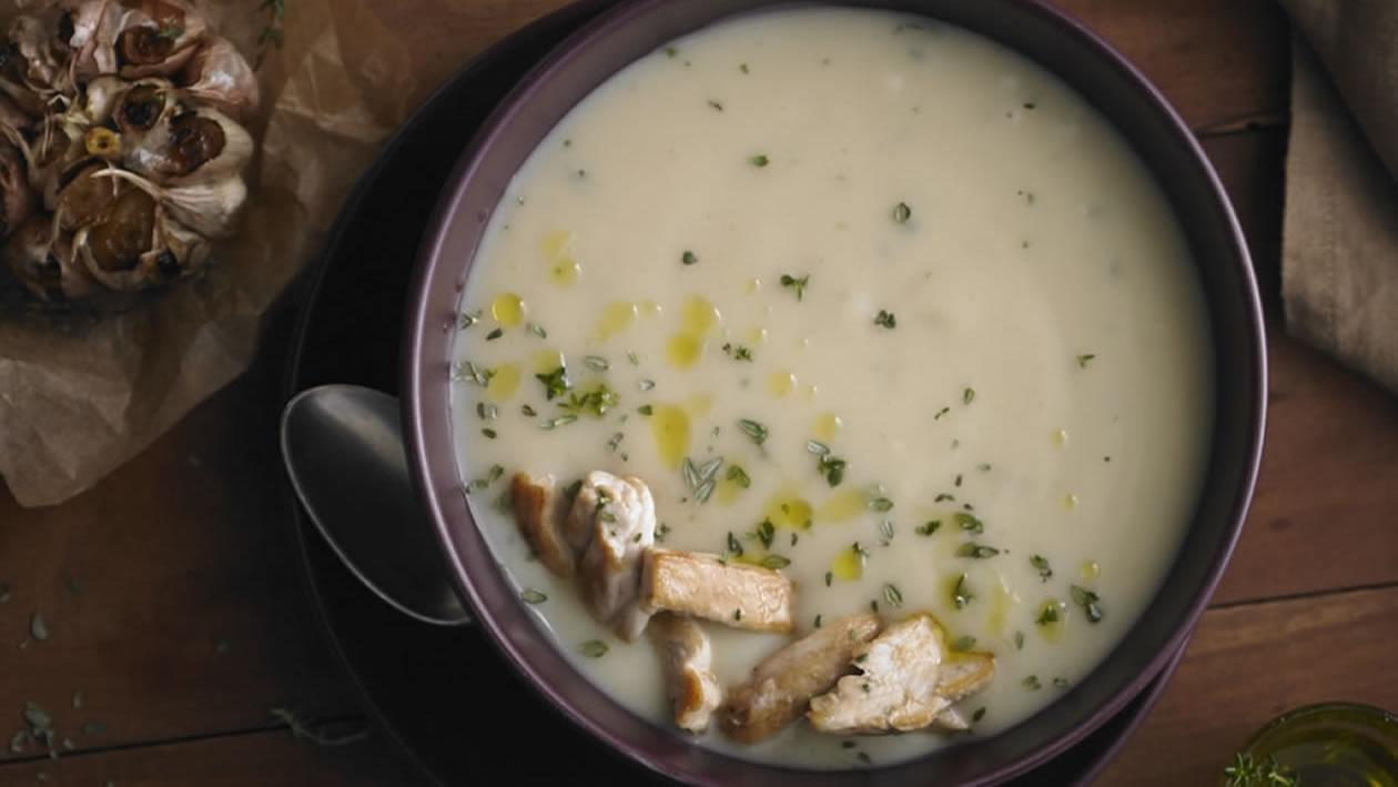 Sopa crema de pollo, ajo dorado y tomillo Sopa crema de pollo, ajo dorado y tomillo