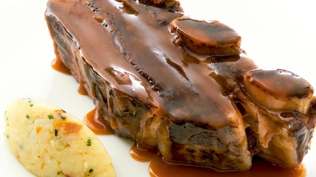 Asado de tira en cocción lenta y en su jugo, con un cremoso de papa, limón y almendras. Asado de tira en cocción lenta y en su jugo, con un cremoso de papa, limón y almendras.