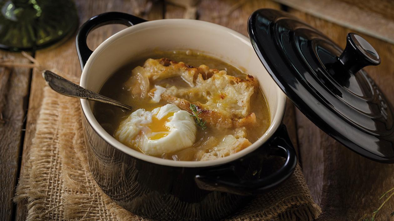 Sopa de cebolla estilo Knorr con huevo pochado Sopa de cebolla estilo Knorr con huevo pochado