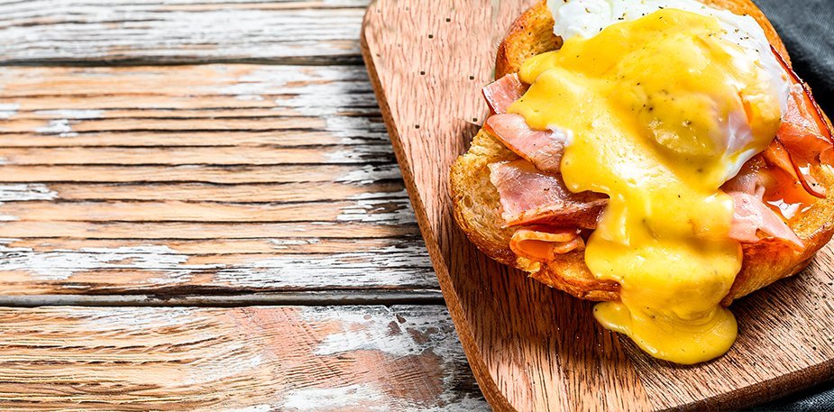 Huevos benedictinos con cheddar Huevos benedictinos con cheddar