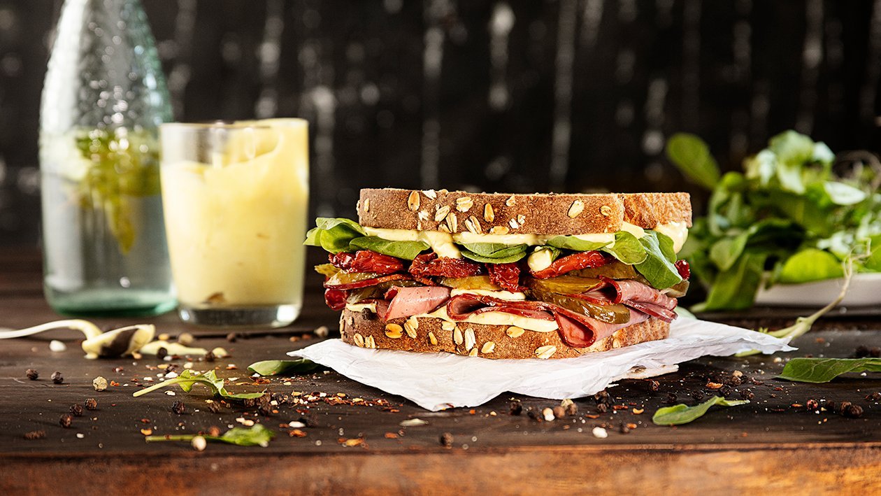 Sándwich de pastrón, rúgula y pepinillos Sándwich de pastrón, rúgula y pepinillos