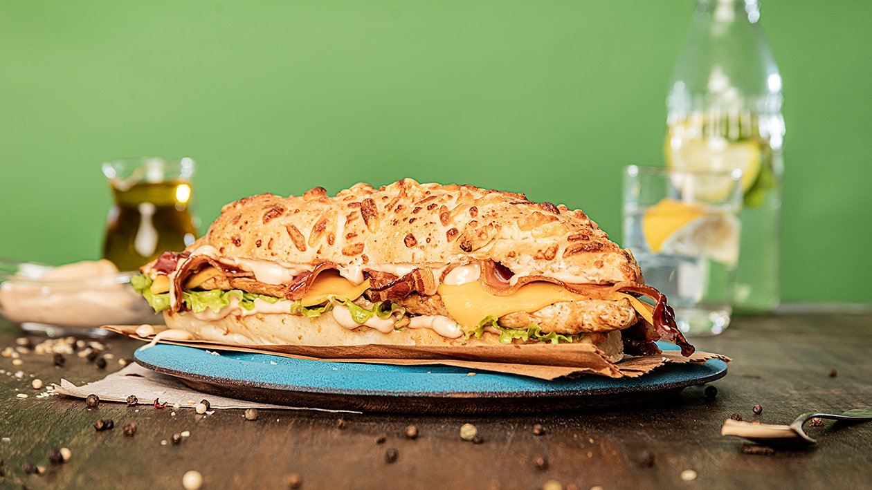 Sándwich de Pollo, Cheddar y Aderezo de BBQ Sándwich de Pollo, Cheddar y Aderezo de BBQ